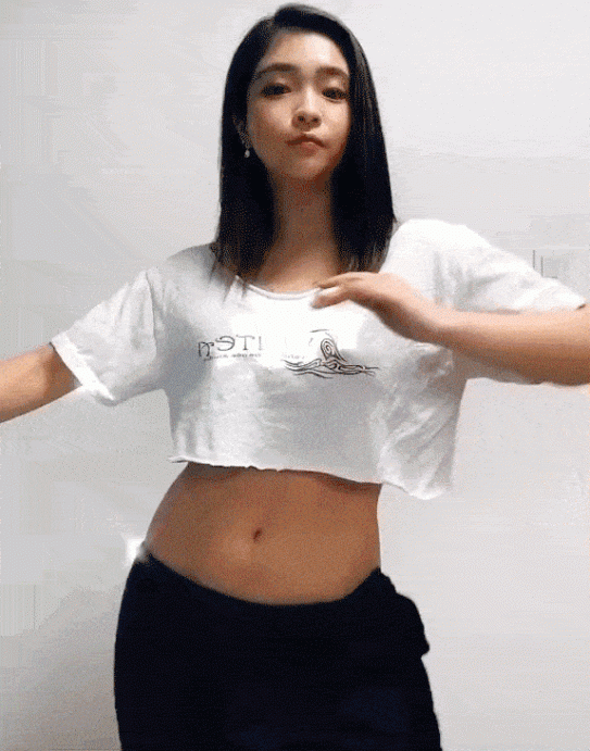 ​搞笑GIF图：有钱能使美女推磨