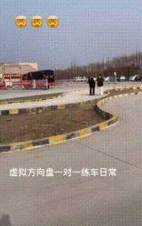 给大家模仿一个刷牙的姿势